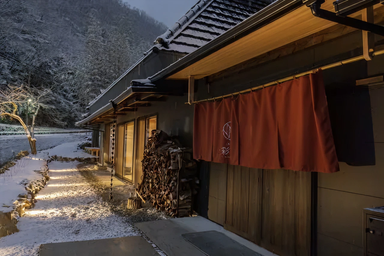 古民家の宿と露天風呂の様子