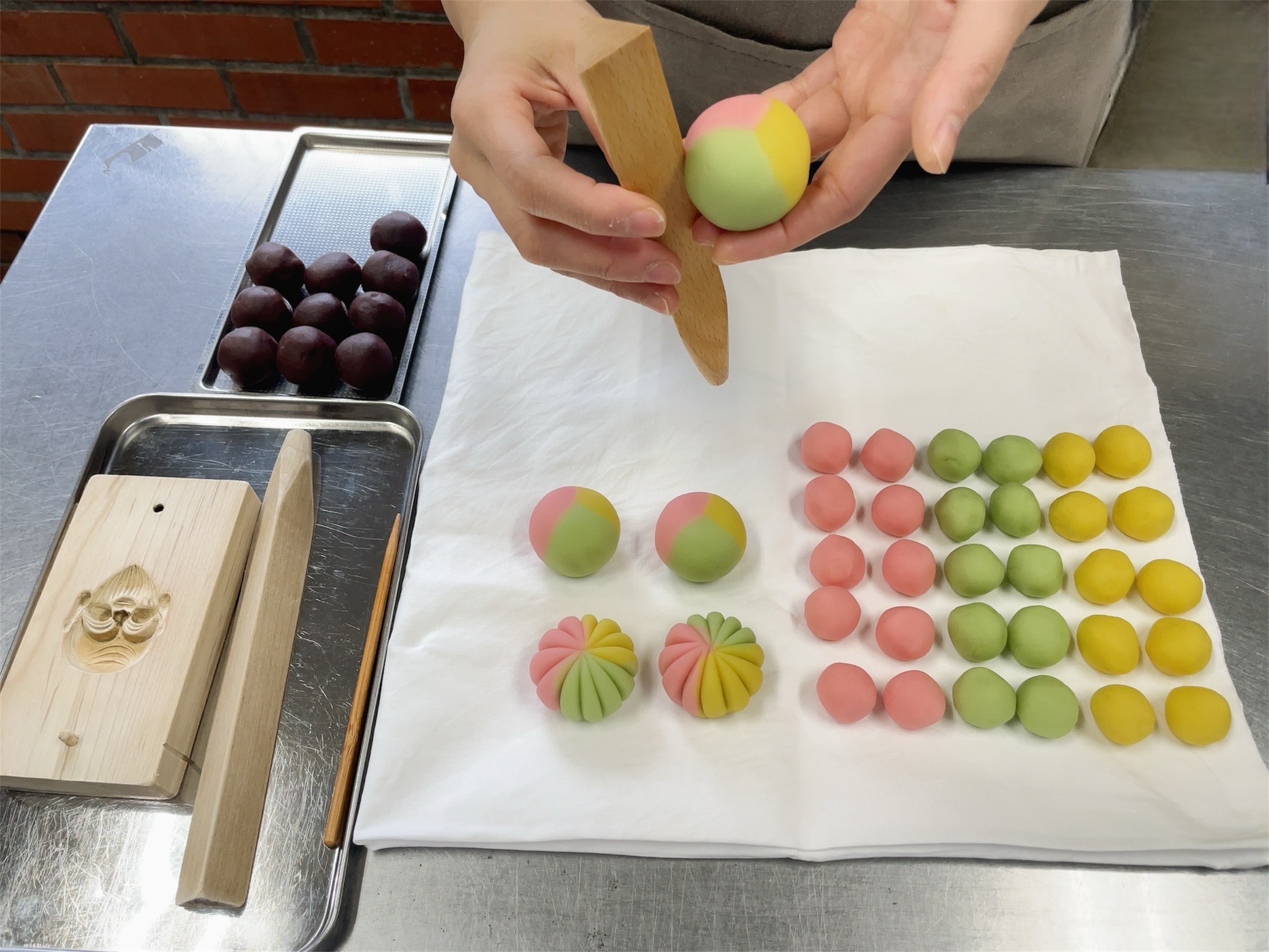 里山の昔懐かしい和菓子店で日本伝統の「練り切」体験